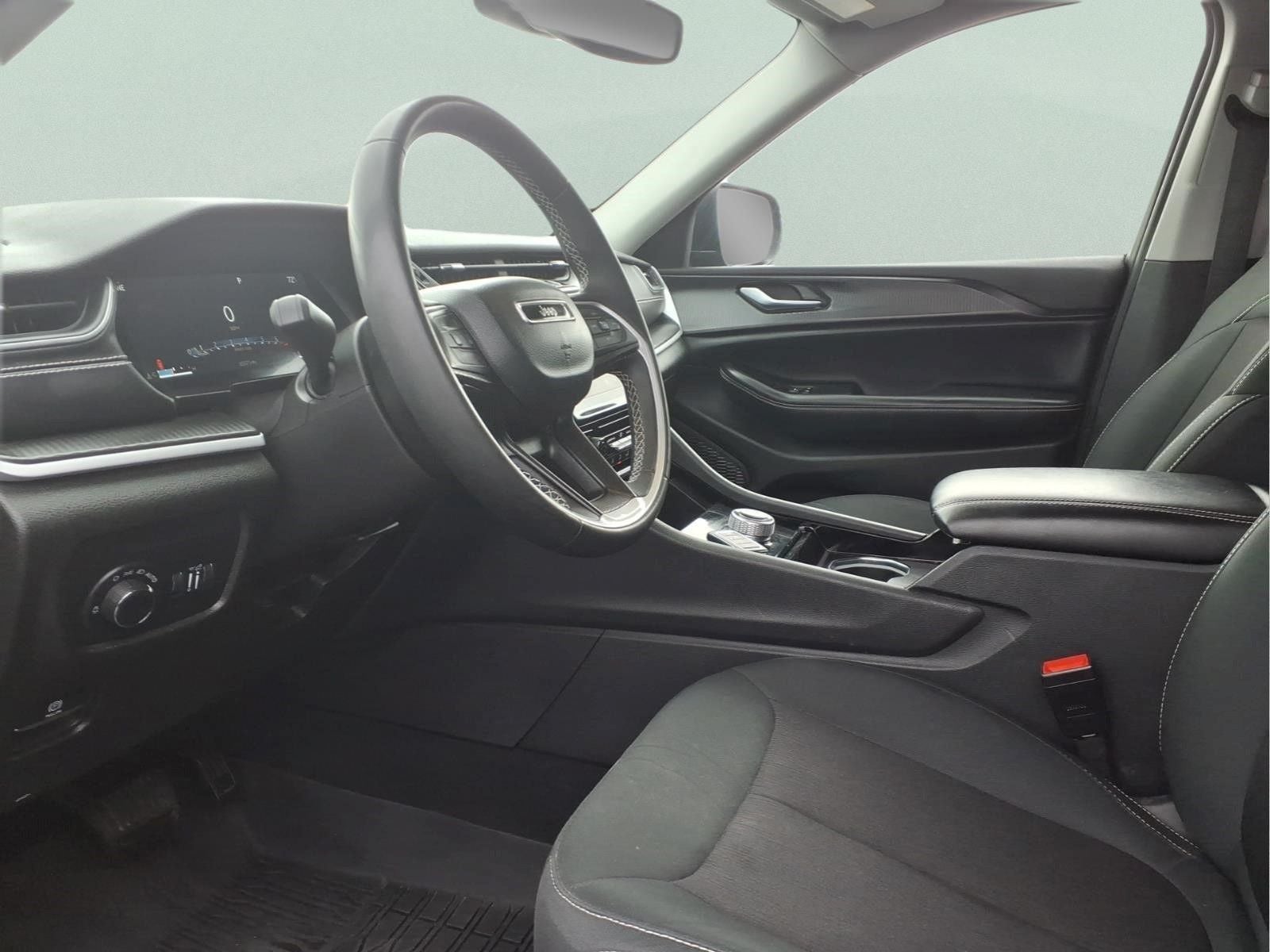 2023 Jeep Grand Cherokee Laredo 4x4